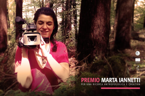 Marta Iannetti con la telecamera in mano che riprende dentro un sorta di bosco