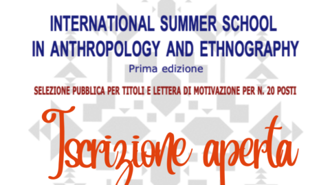 Annuncio iscrizione aperta summer school, sfondo bianco con loghi ed enti proponenti