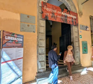 Ingresso dipartimento università di Bologna, due persone vicino le scale, programma festival dell'antropologia 2025